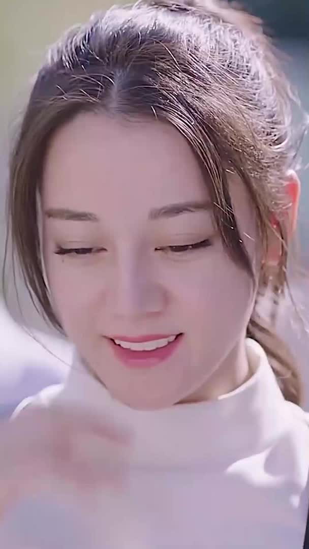 迪丽热巴的笑,可爱范十足,这谁能顶得住啊