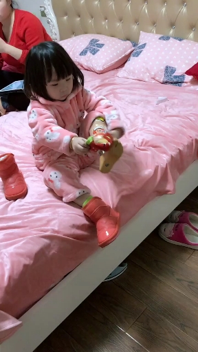 悦悦洗好澡,自己把假肢穿起来了,可是不会给假肢穿袜子和鞋,有些沮丧