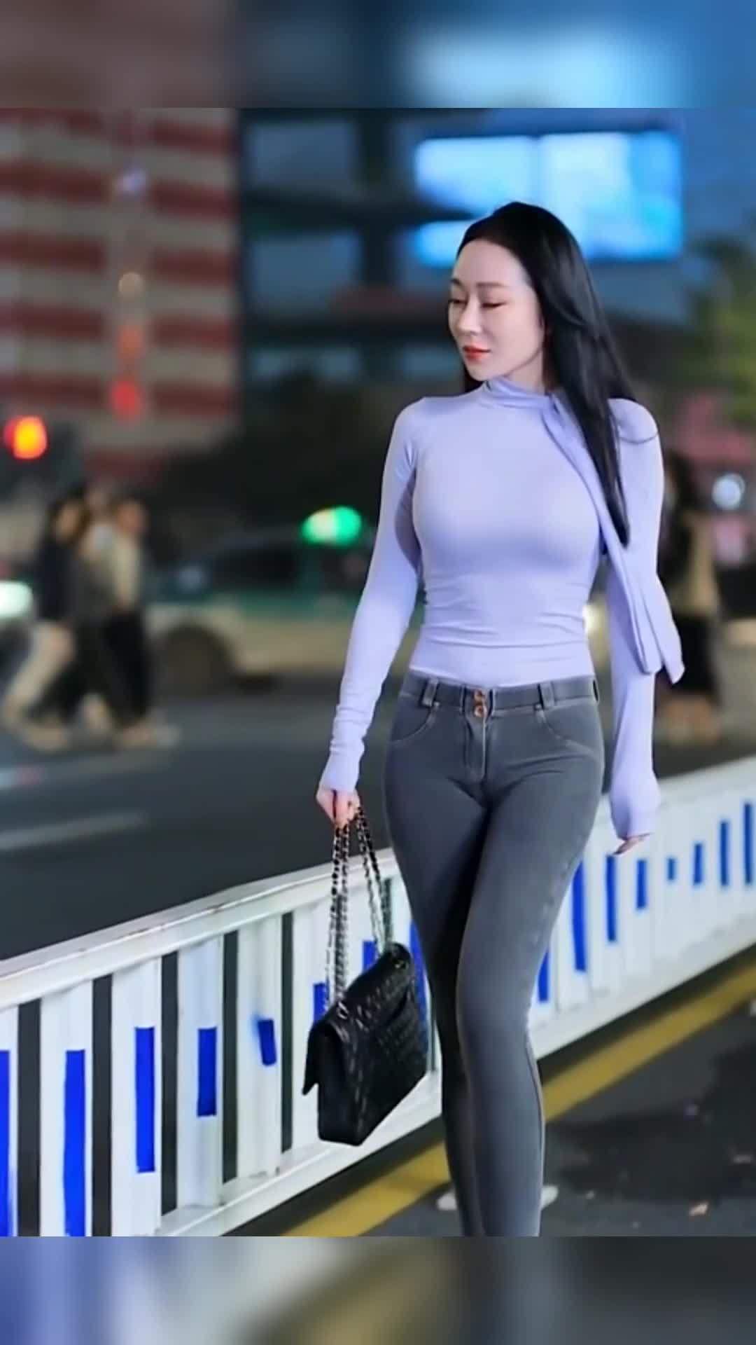 我要上热门#又是一个让人过目不忘的好身材,全身散发着魅力的小姐姐