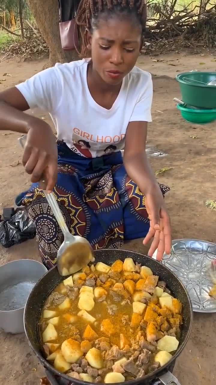 非洲美女户外做饭,一大锅咖喱牛肉土豆!