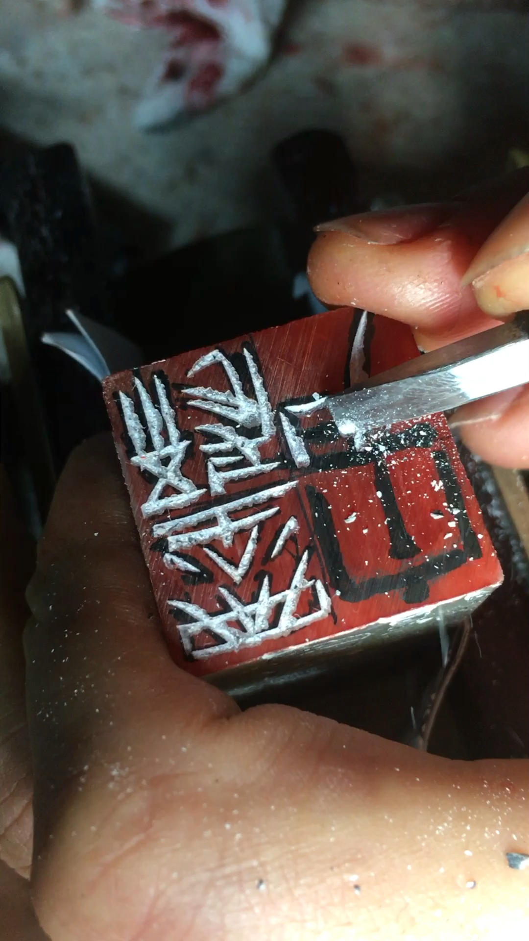 单刀篆刻进行中!感谢各位老师批评,主要在于线条的质感