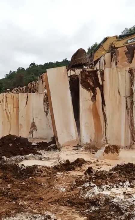 石头原来就是这样开采的,挖掘机一爪子下去,看着真舒服!