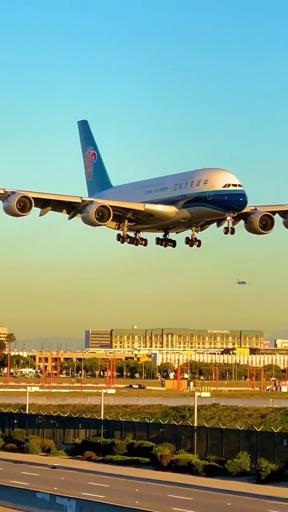 南航a380降落洛杉矶国际机场,飞机在跑道上空遭遇强侧风-度小视