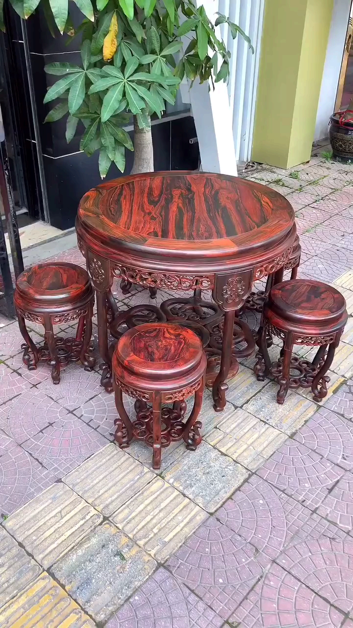 这套老挝大红酸枝(茭趾黄檀)的五子登科休闲桌不论是天然纹理还是做工