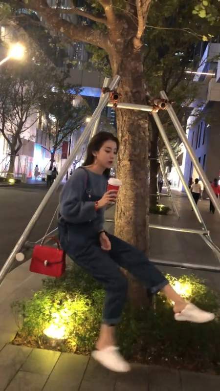 娱乐#喝奶茶的美女,这身打扮像邻家妹妹一样可爱