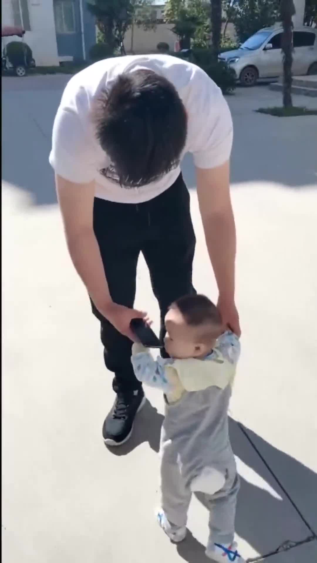 自从生了小情人,爸爸是这样教女儿走路的,真是太暖心了