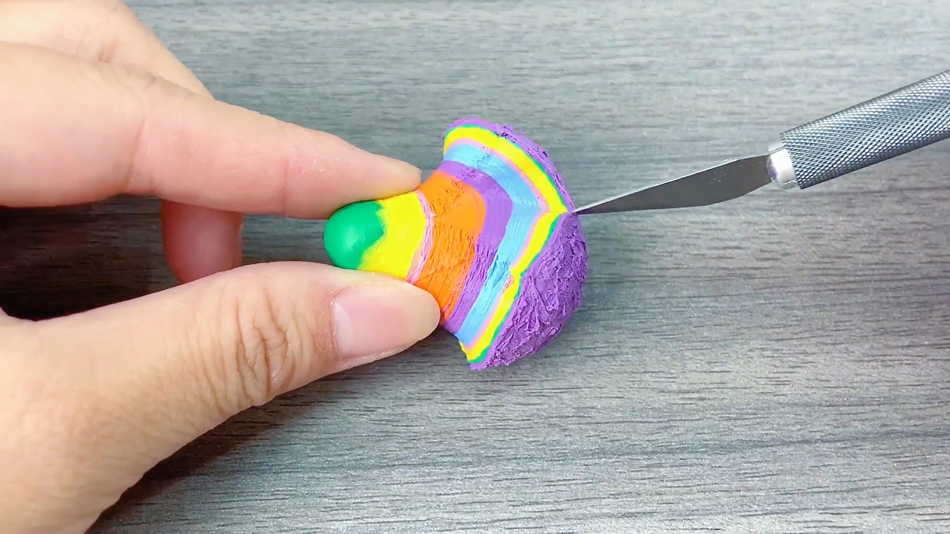 胶带死球成功改造,变千层彩虹,切开的瞬间太治愈了