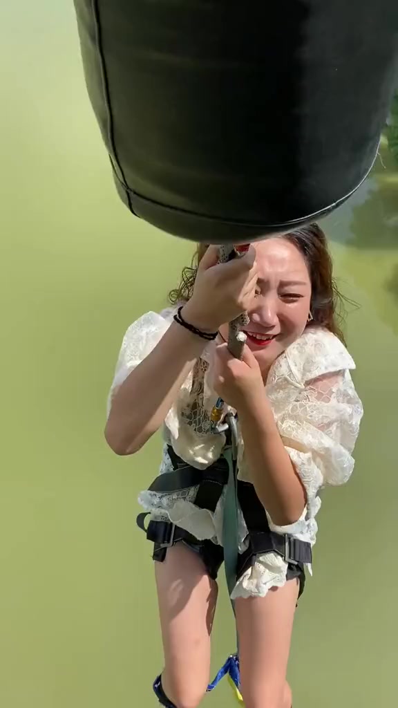 搞笑段子#蹦极蹦极小贾小姐姐蹦极上来以后的状态声明我们不是坏榷栽