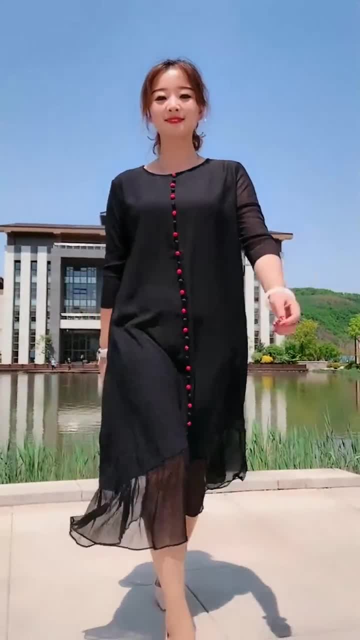 深色连衣裙大姐,气质不凡加样子甜美