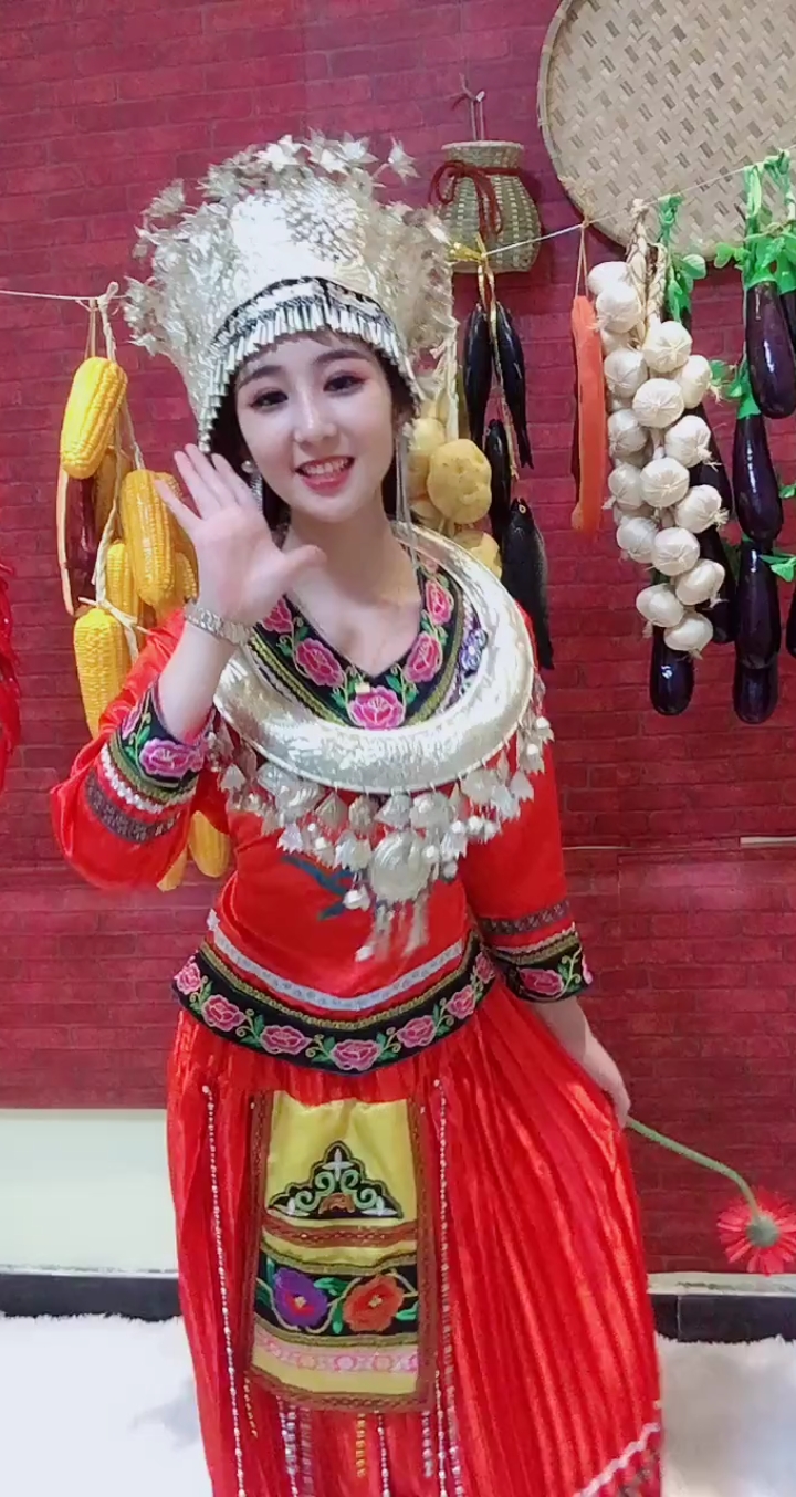 美女帅哥#幺妹儿我住在十三寨,隔山那个隔水嘛又隔崖!