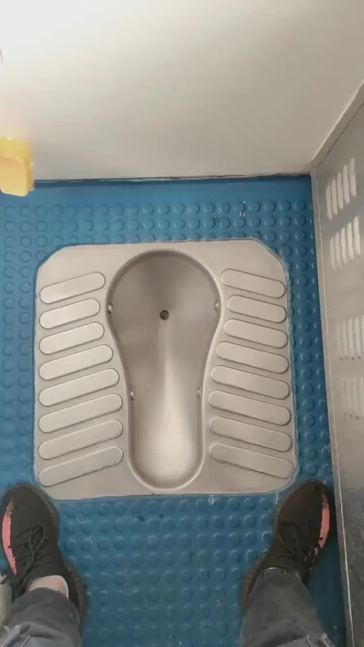 火车上厕所,无意拍到这一幕,看得我尴尬癌都快犯了!