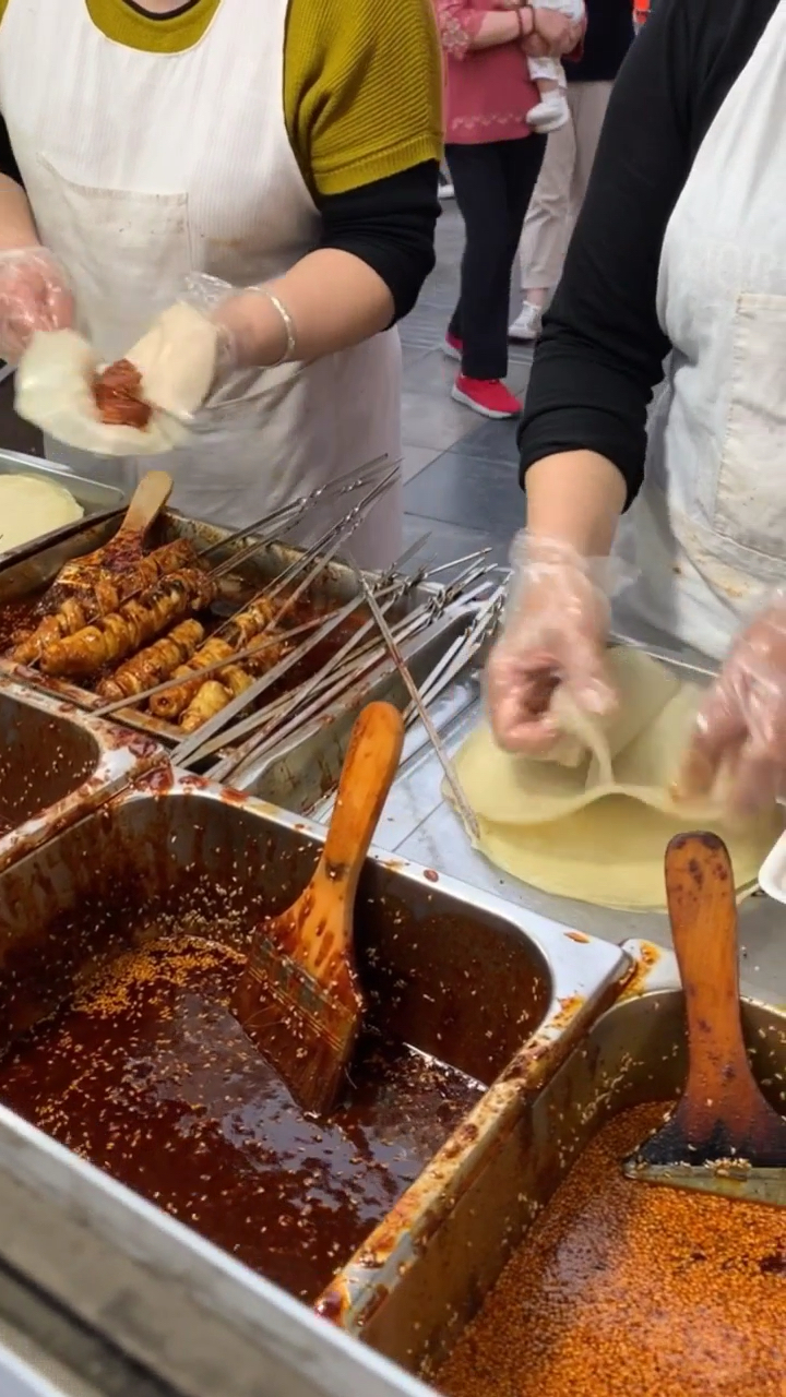 烤面筋了,用面皮包裹着很好吃