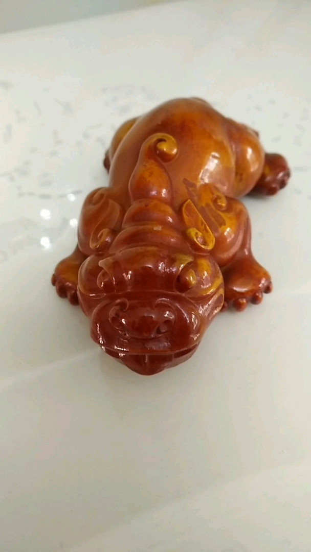 天然鸡油红老蜜蜡雕刻貔貅手把件