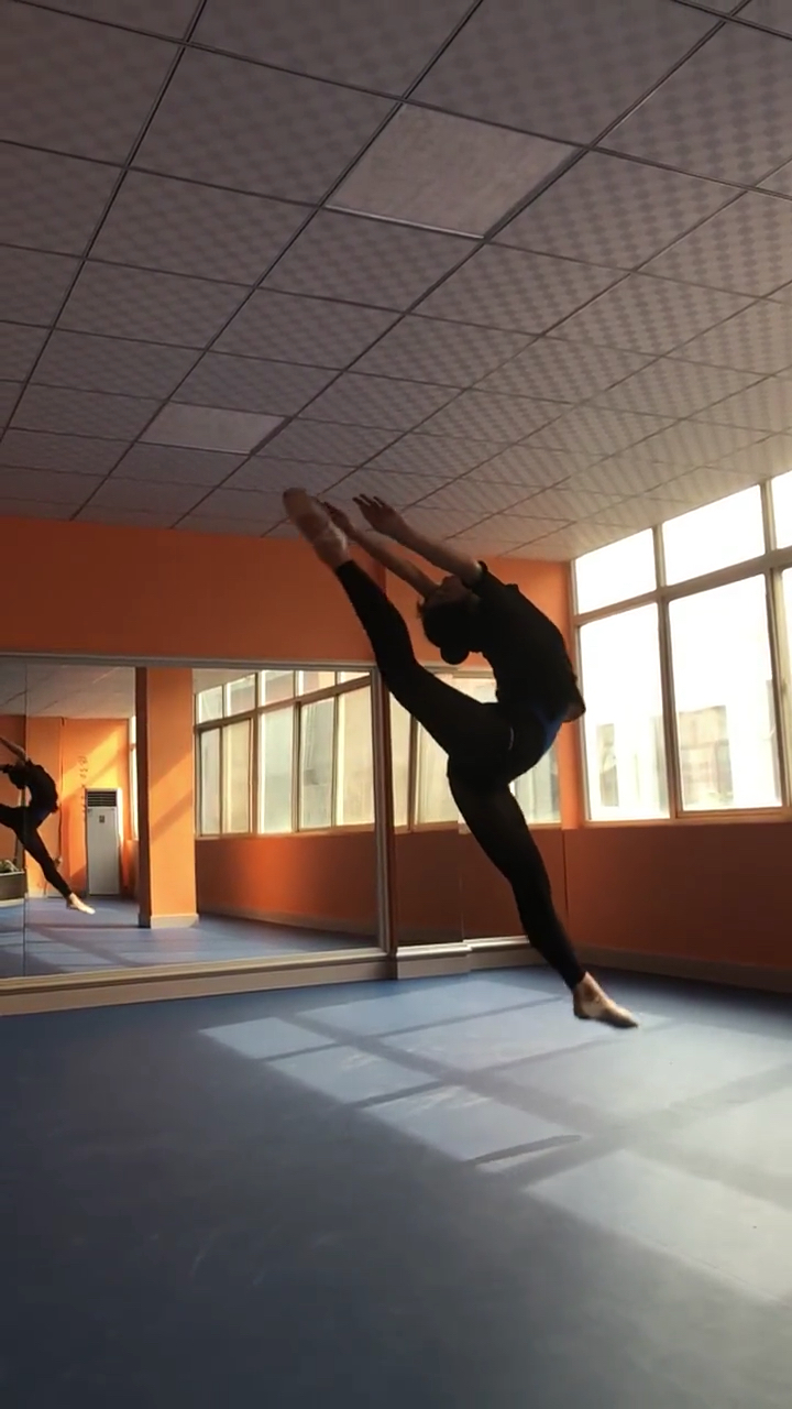 最美倒踢紫金冠