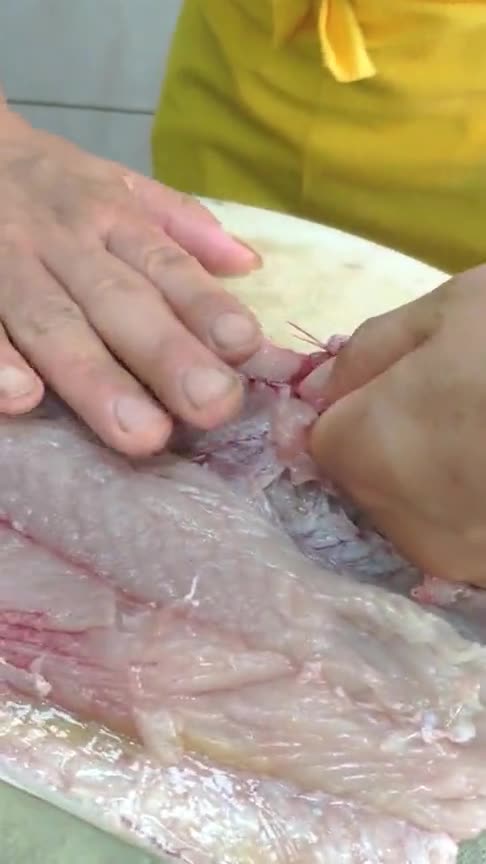 大厨不愧是大厨,拔鱼刺都这么潇洒这就是传说中的"龙骨"吗