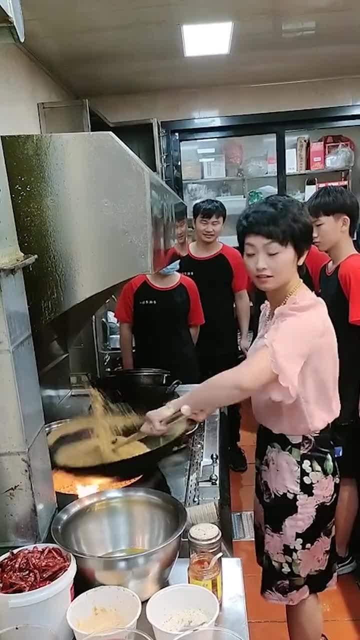 老板娘秀厨艺,员工们都来围观,高手在民间