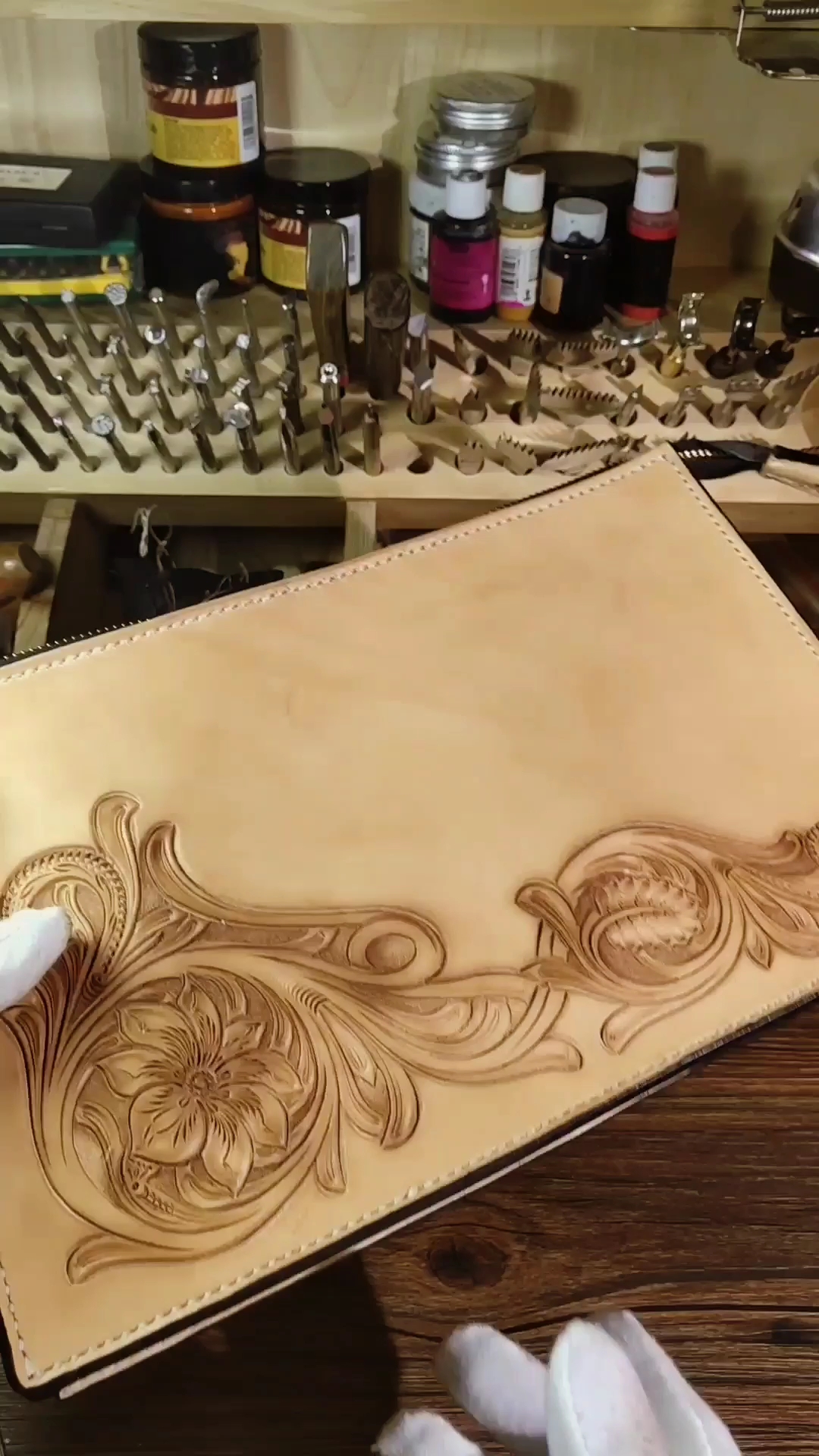 民族皮艺～手工制作皮雕手拿包