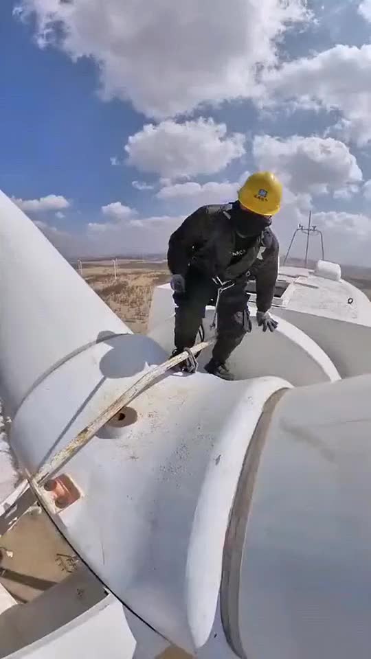 风力发电机故障,师傅爬上高空维修,看着都心惊胆战的