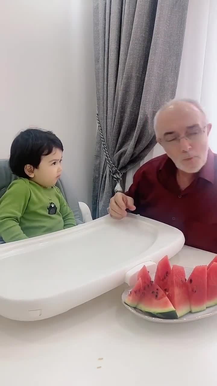 爱与不爱如此明显爷爷喂孙女吃西瓜冷漠儿子,怎料儿子吃西瓜皮太尴尬!