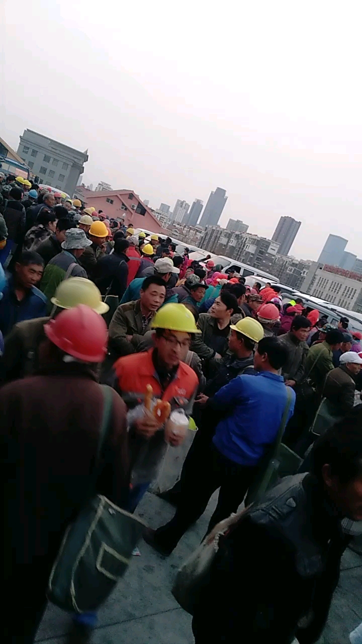 早上九顶山劳务市场看看人多不多-度小视