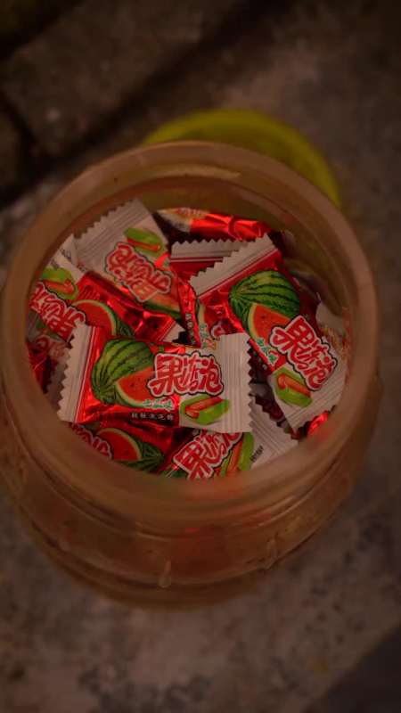 小时候特别喜欢吃的西瓜泡泡糖,每次都舍不得吃中间的果肉!#怀旧