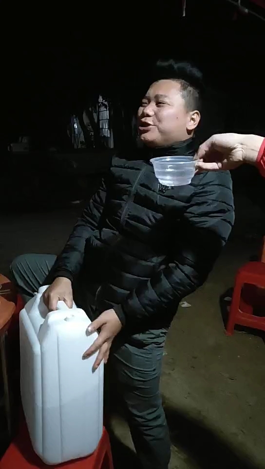 把酒倒满:,不醉不休