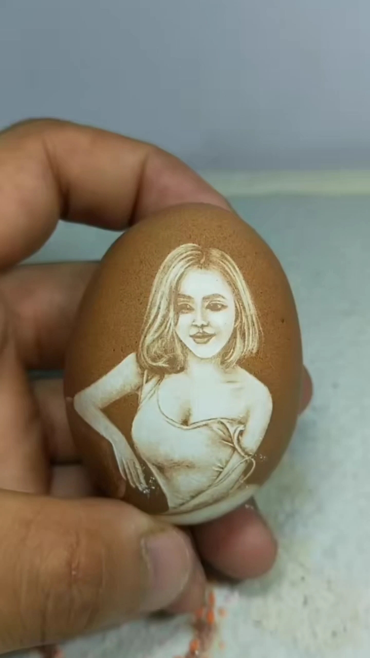 鸡蛋壳上作画雕刻