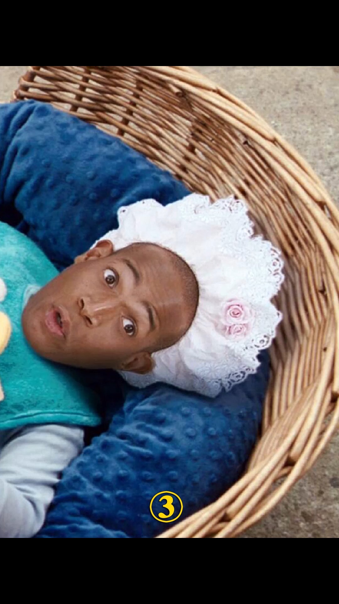 搞笑#侏儒黑帮大哥,假扮婴儿吃人家豆腐,看完笑得肚子疼