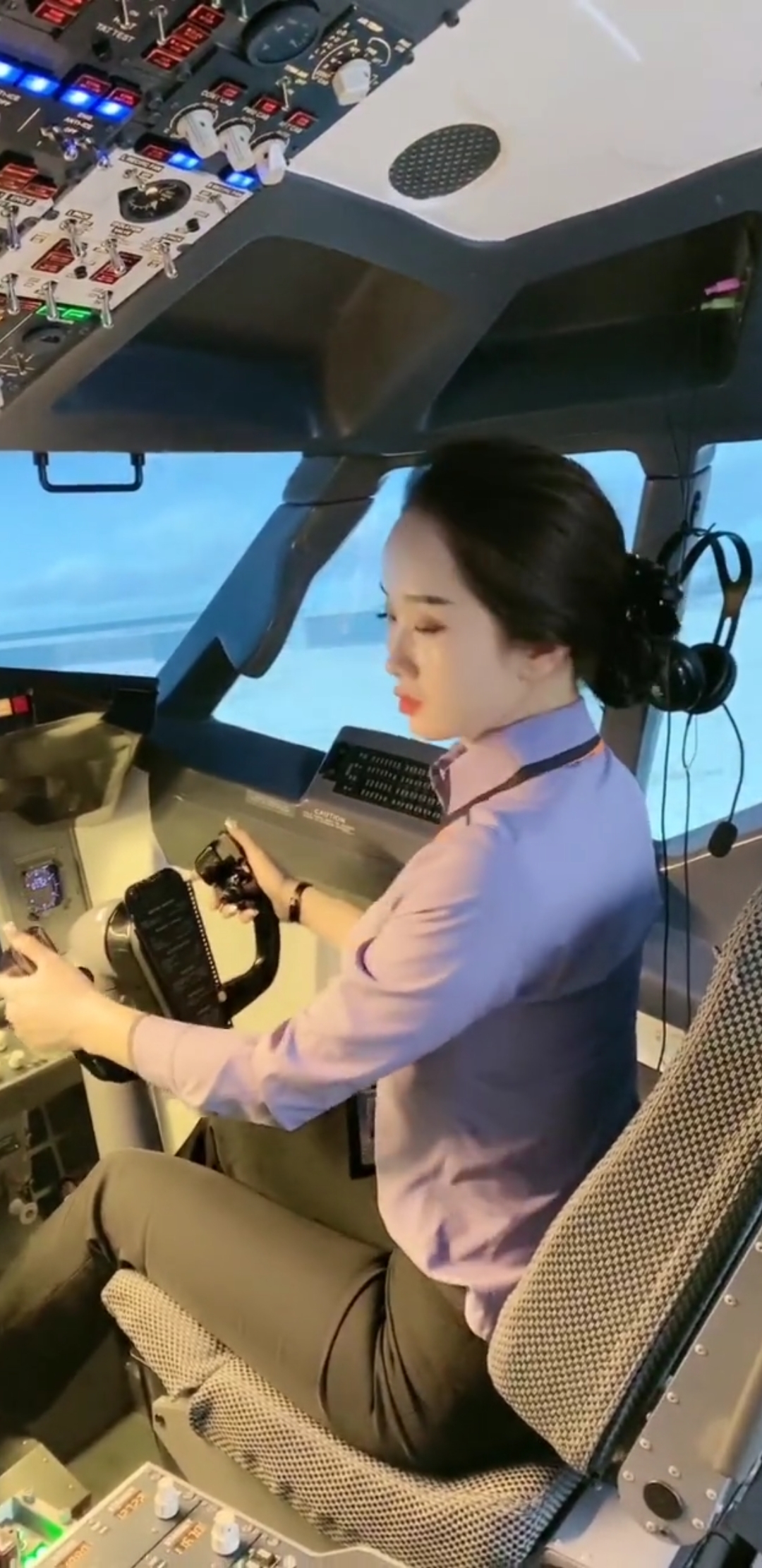 漂亮女机长