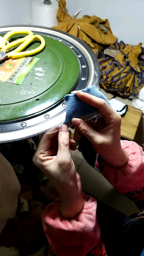 传统的手工缝盘工艺你还记得不,我很怀恋缝盘机旁边的小姐姐.