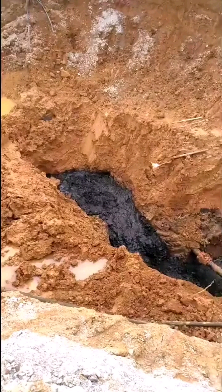 这是什么?从地下冒了出来,黑黑的,是不是石油啊?