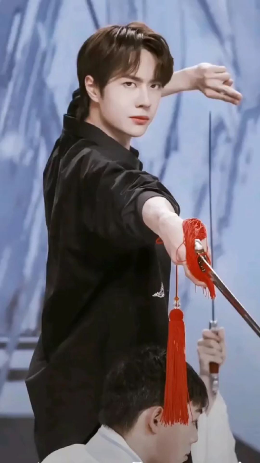 帅气的王一博拿着剑太酷了