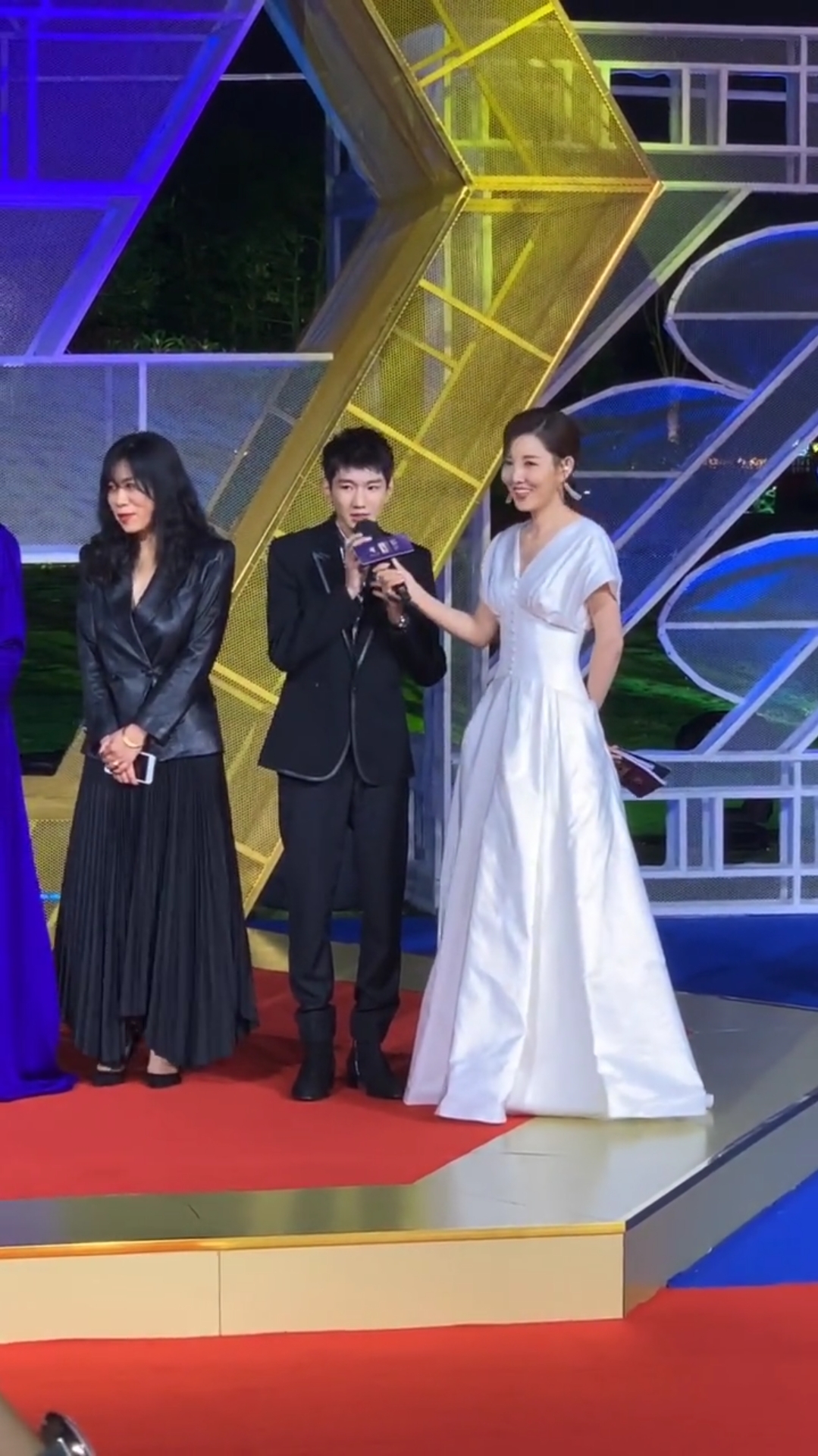 直击现场#王源红毯采访现场!