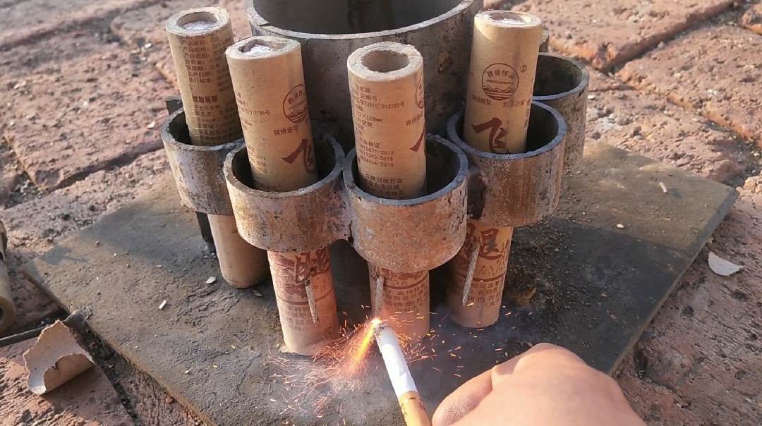 农村小伙自制放炮神器,在农村二踢脚都这样放