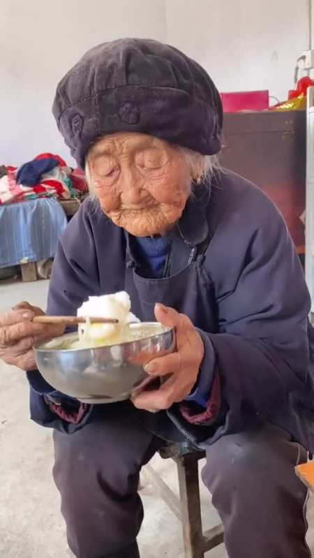 102岁小脚奶奶,一天吃两顿饭,上午泡个饼干,下午一碗面条两个荷包蛋