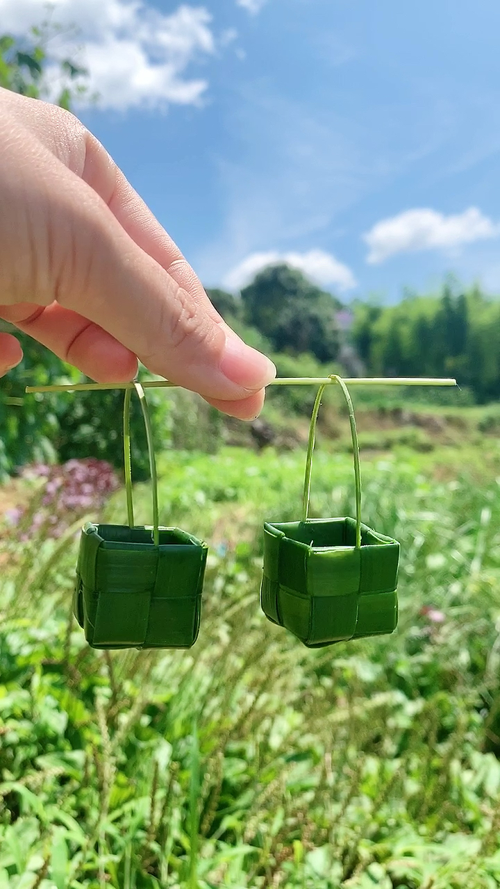 还记得用棕榈叶编小箩筐吗?