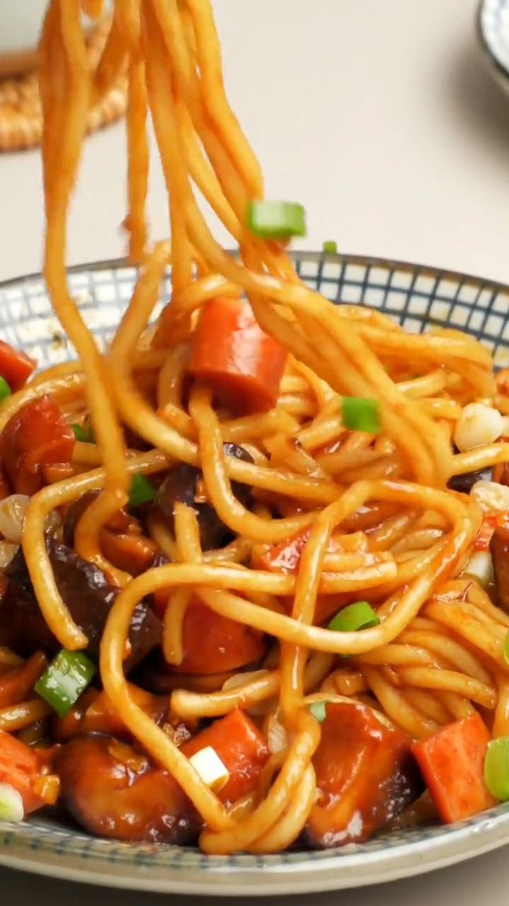 【香菇火腿拌面】午餐,好吃到爆!香菇和火腿的搭配真不错