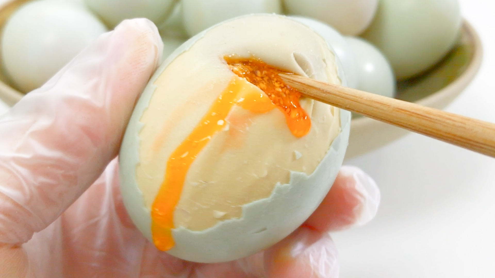 古法腌制咸鸭蛋,个个翻沙流油,只需1分钟看懂,学会不要外传