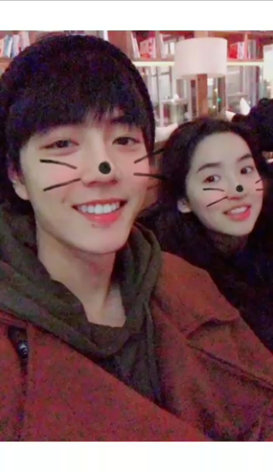 肖战与女明星合照跟前三位都表现的很俏皮唯独与她放不开