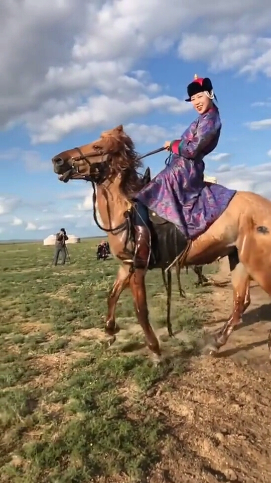 蒙古姑娘骑马图片
