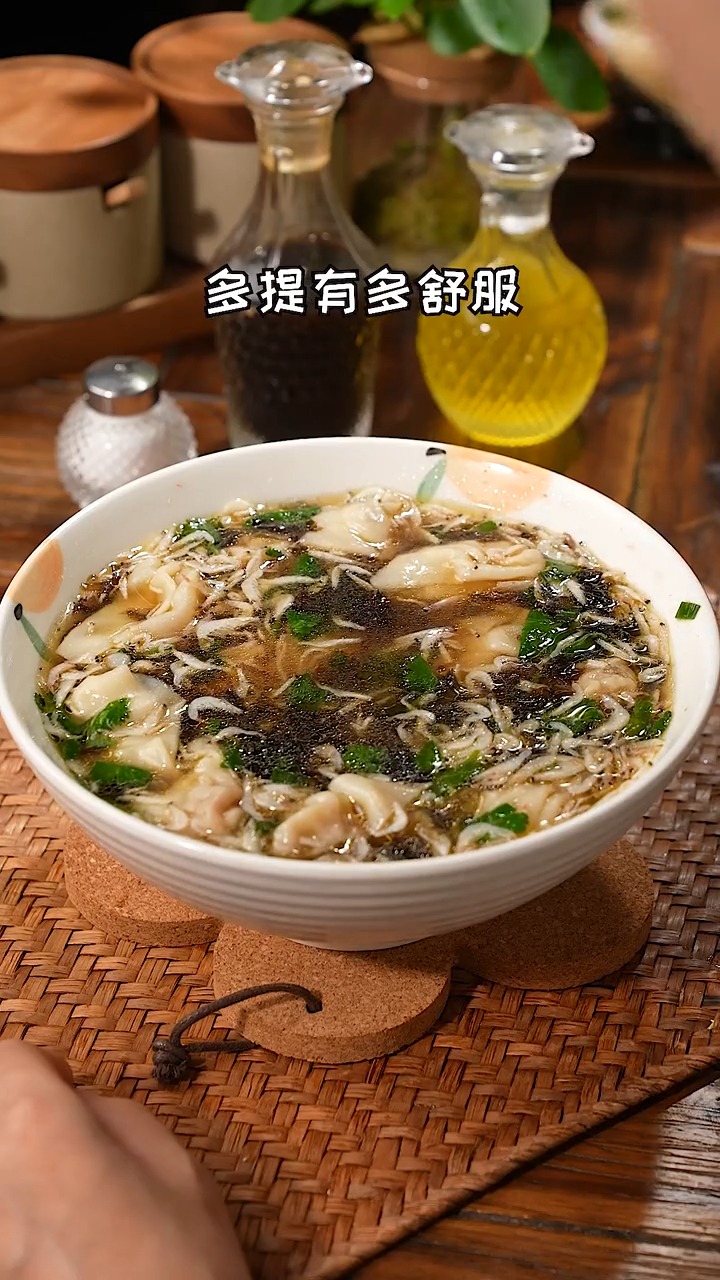 这虾皮馄饨汤要怎么做才汤鲜味美又好吃呢很多人刚开始就做错了