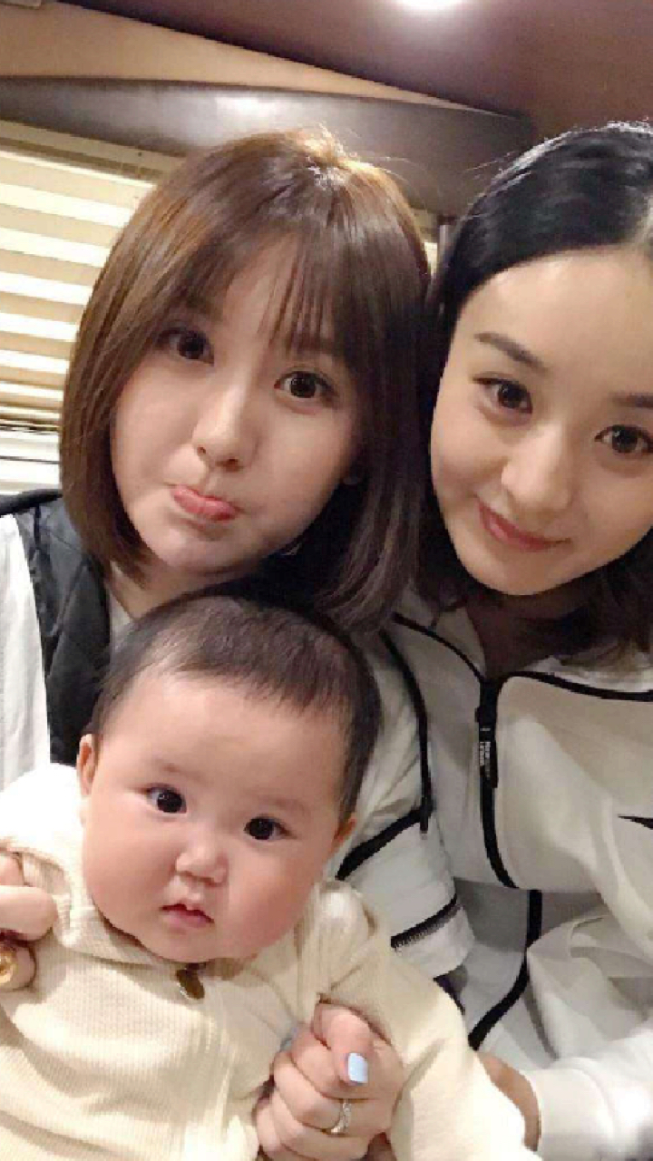 赵丽颖第一次晒儿子,看看他更像谁?萌萌的神韵.