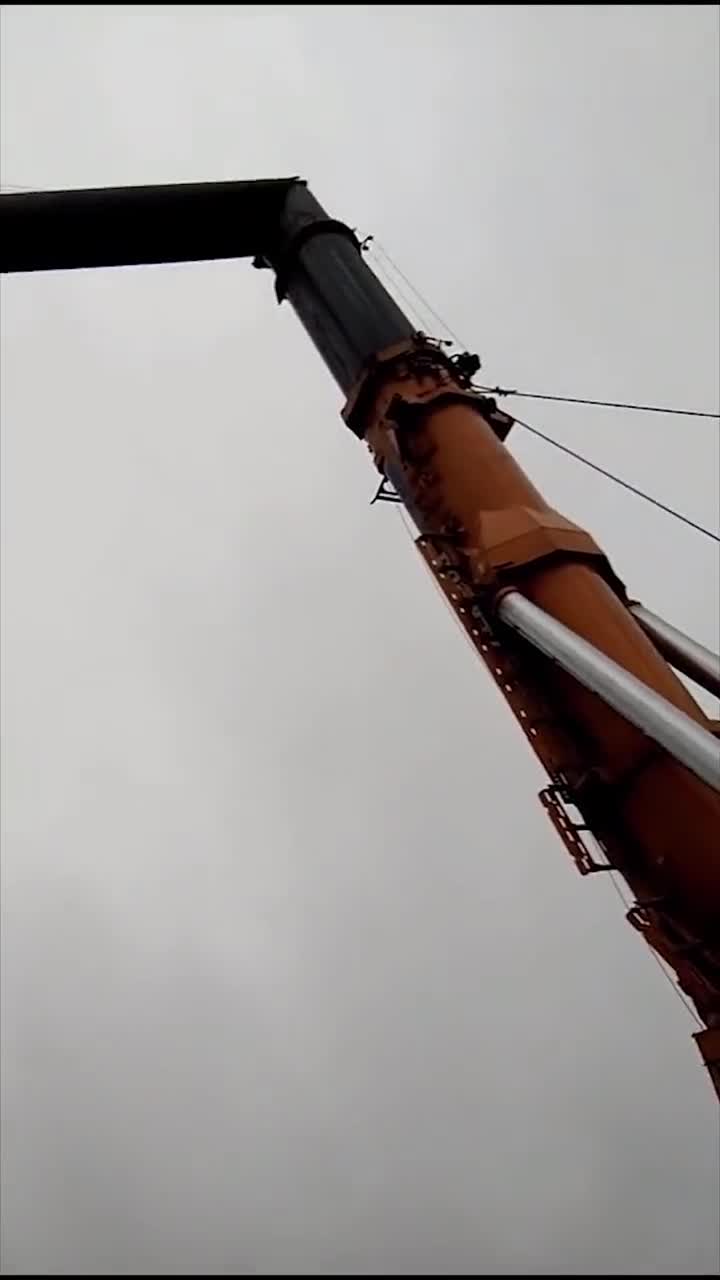 徐工吊车大臂断了车也翻了,一下损失上百万元,什么技术能开成这样