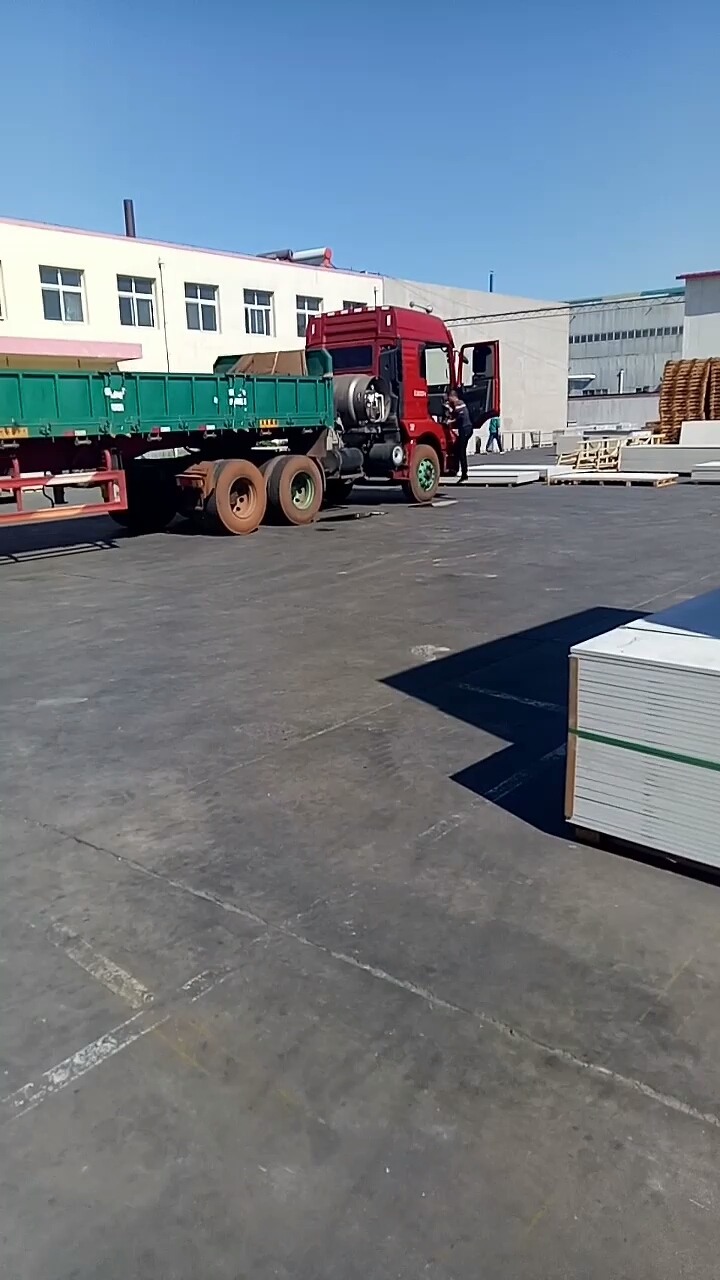 硅酸钙板装车卸车教程,分2层摆放,主意托架牢固,底部平稳.