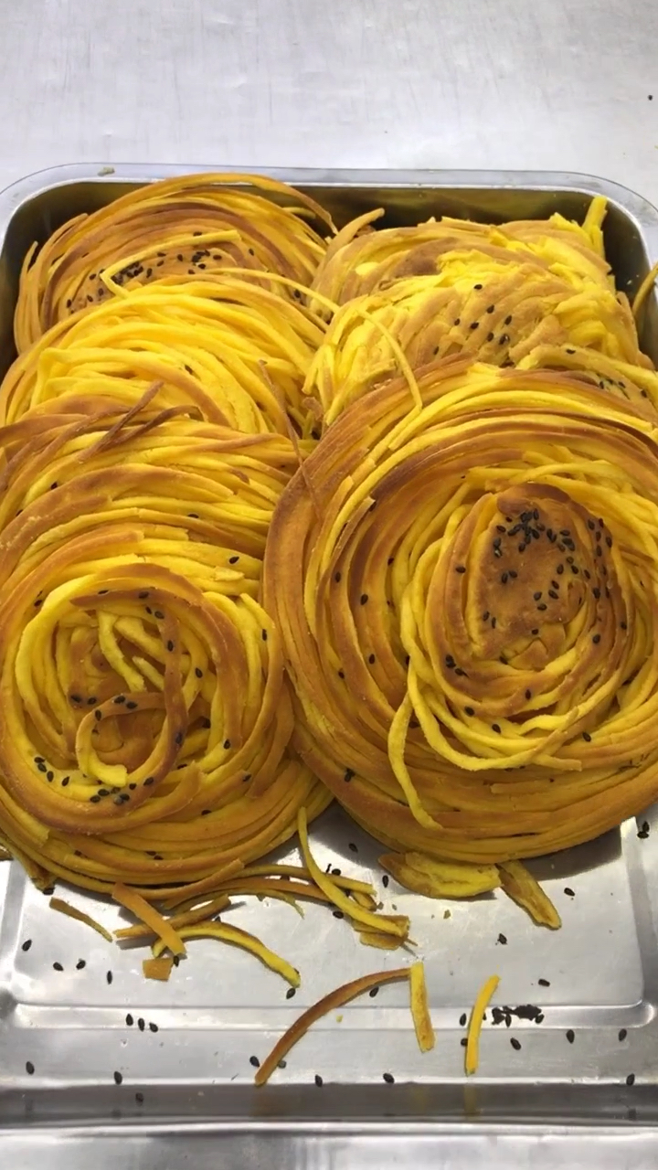 酥脆金丝饼:动一动,散成一堆,嚼一嚼其味无比,吃起来香喷可口,色泽金