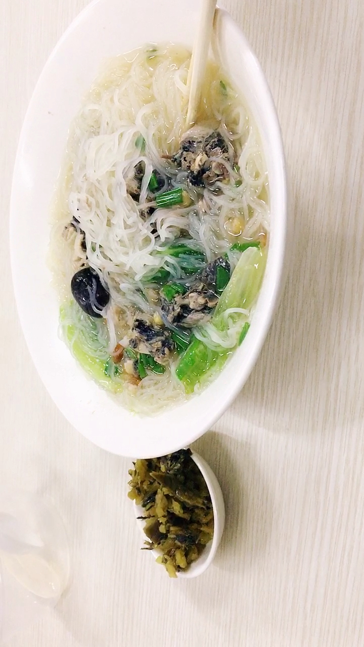 我的私藏景点#夜宵 乌鸡汤粉