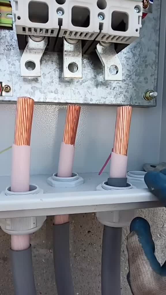 厂家设计这配电箱空开,240平方电缆还得这样分三个孔穿出真费劲,塞入