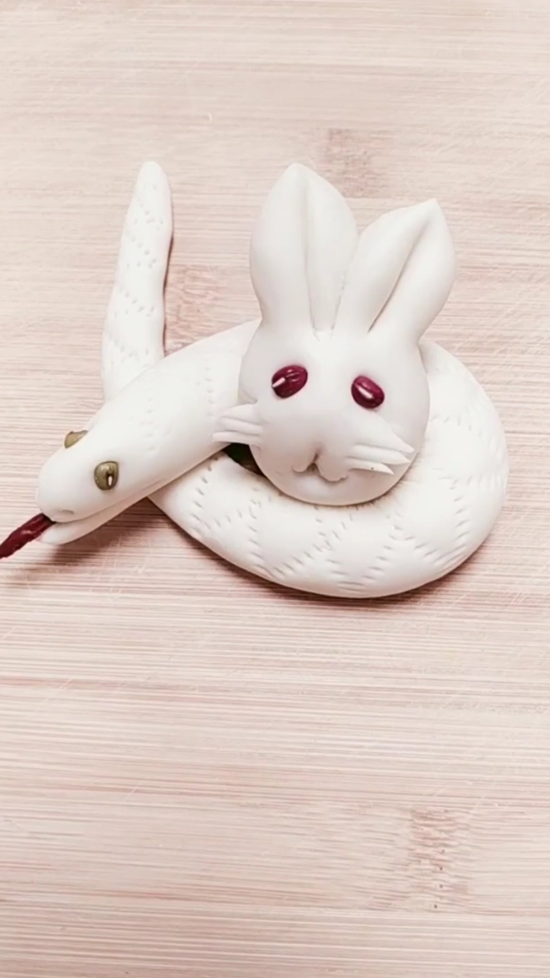 蛇盘兔玉雕图片