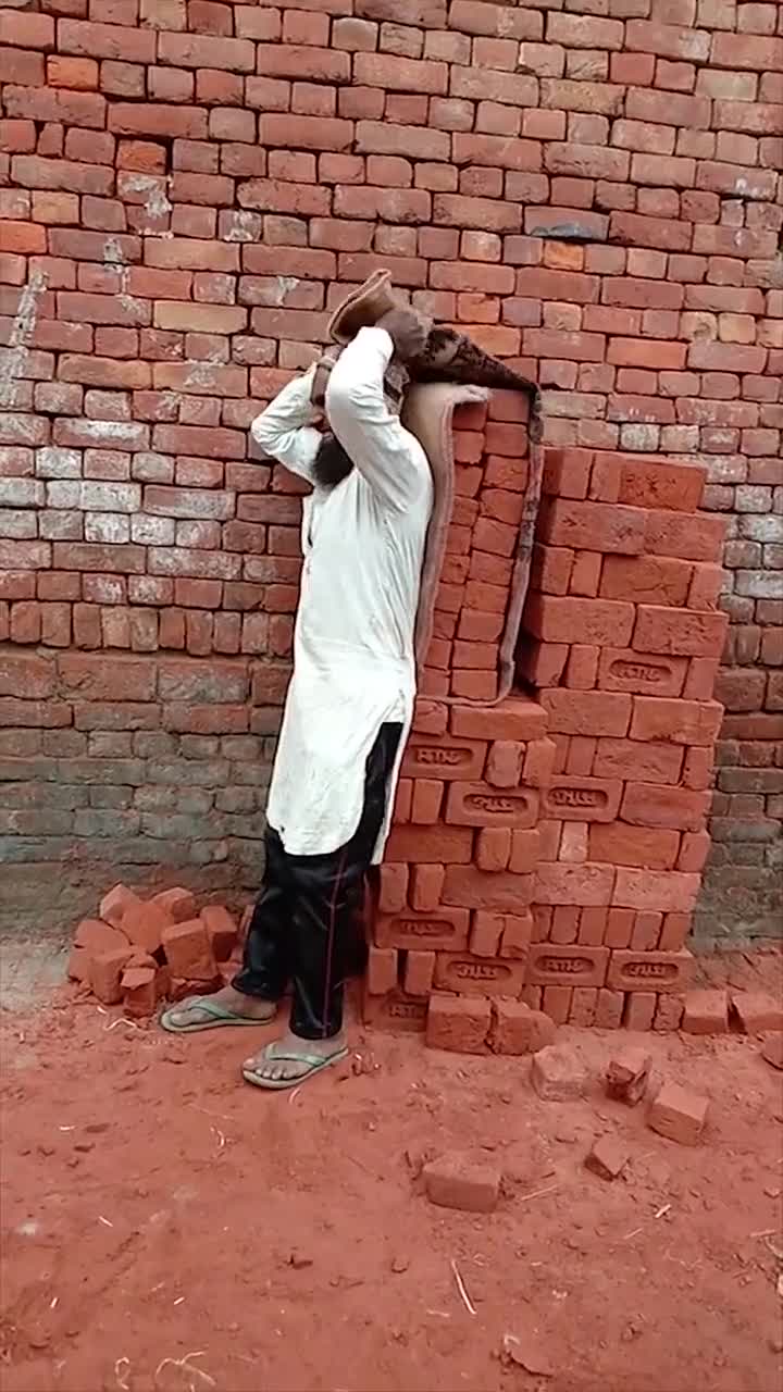 印度工地上的背砖工人,背着百斤重的砖依然健步如飞,真是太牛了!