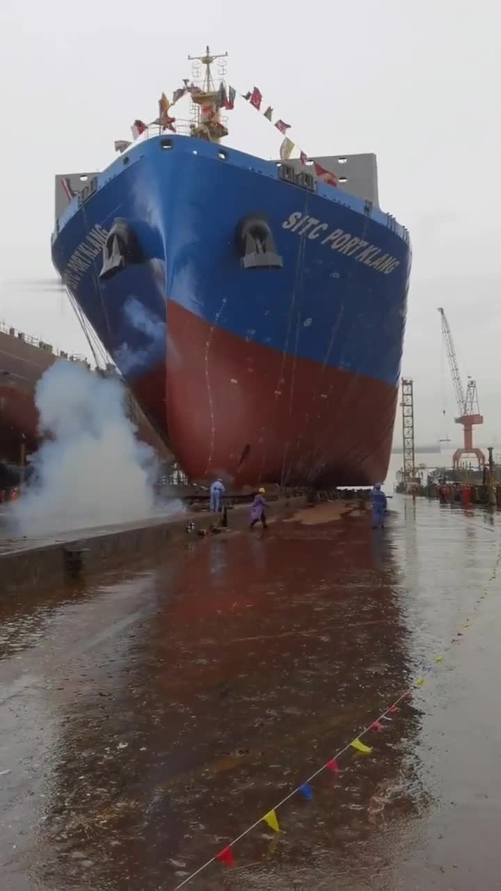 万吨巨轮下水全过程,设计师是用这种原理让其下海的,长见识了!